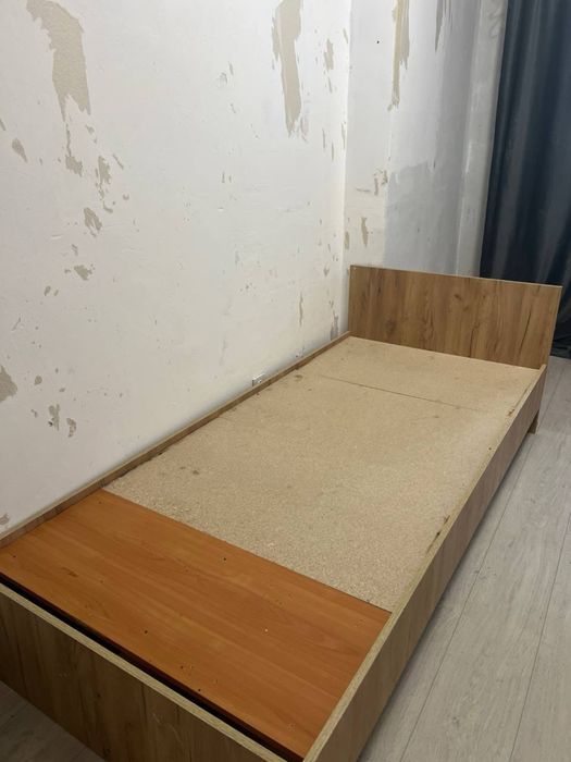 продаю деревянную кровать срочно