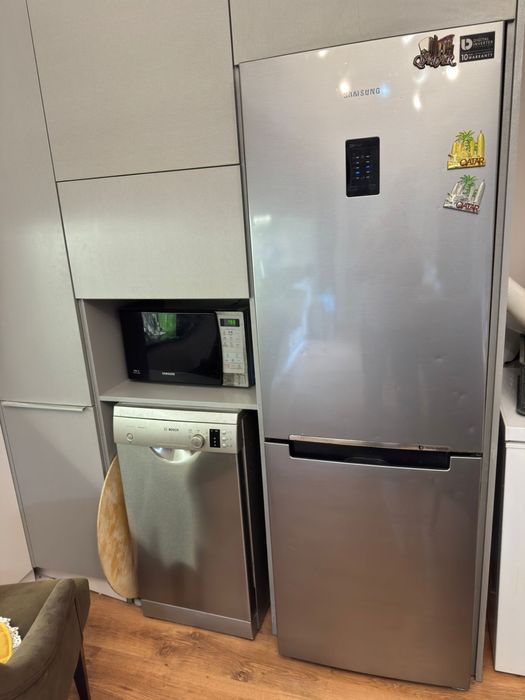 Холодильник Samsung, посудамойка Bosh