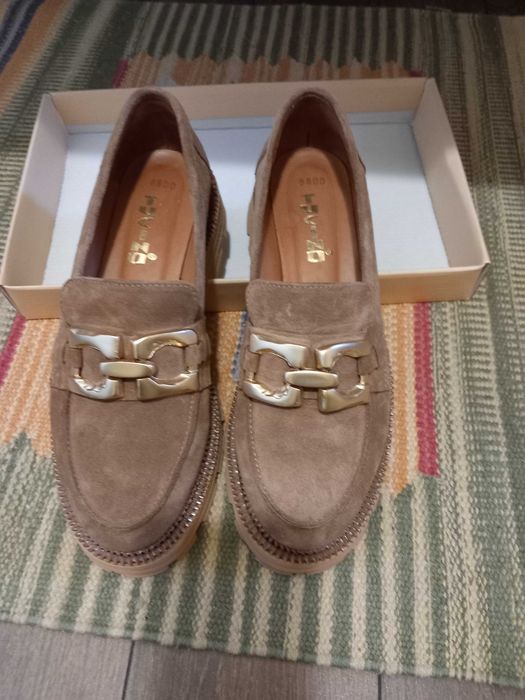 Бежави мокасини, нови
