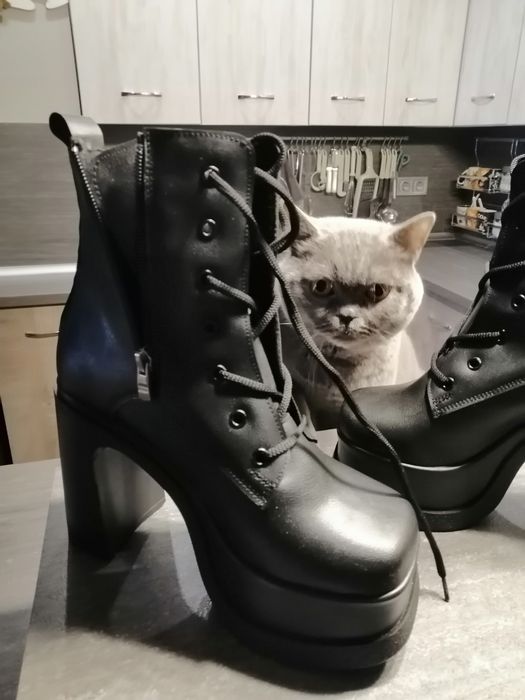 Продавам обуки - боти