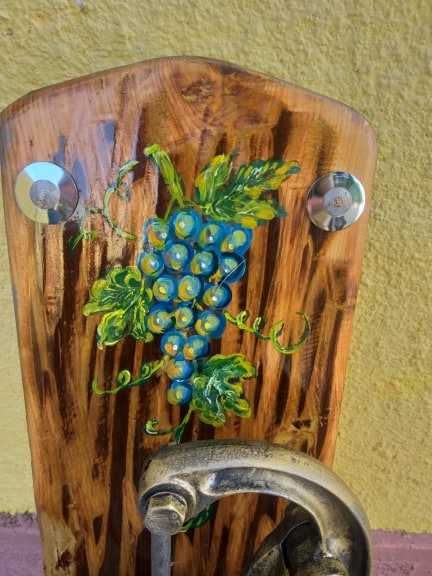 Fantana vintage din fonta asezata pe un suport de lemn