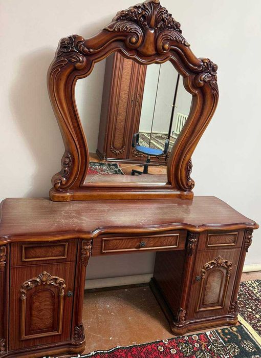 Спальная мебель(шкаф + туалетный столик)