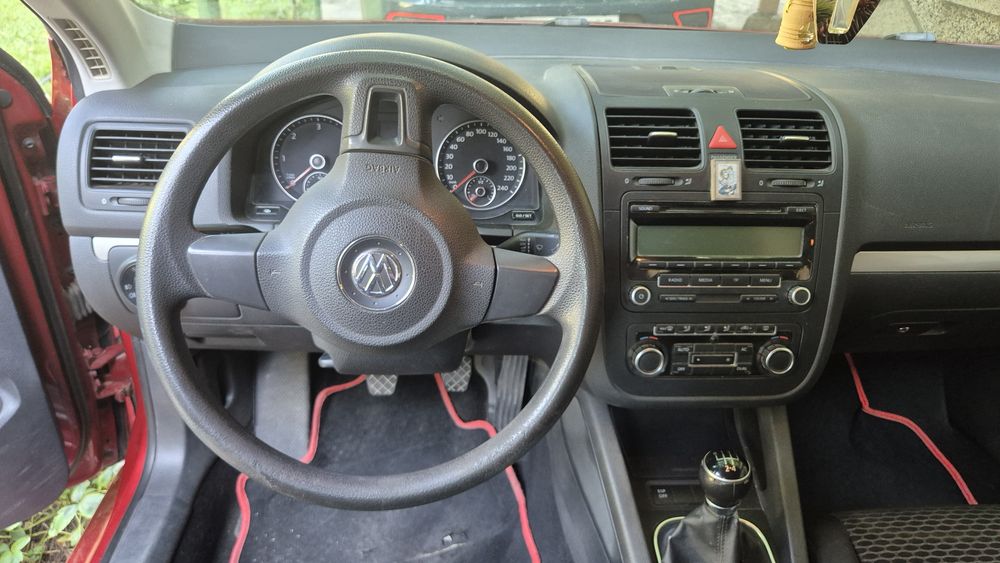 Продавам Volkswagen Jetta 1.6 tdi