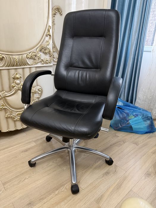 Кресло кожаное б/у
