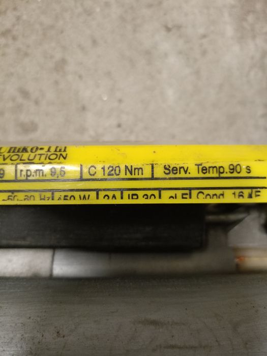 Двигател за ролетна врата