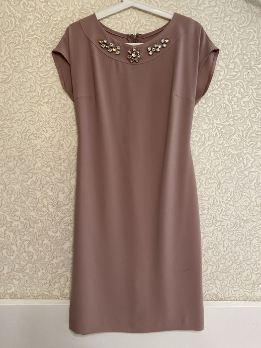 Женское платье бежевое