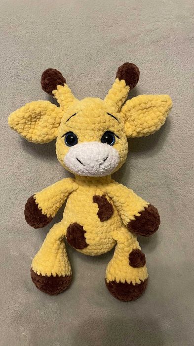 Очарователен ръчно плетен жираф търси нов дом!