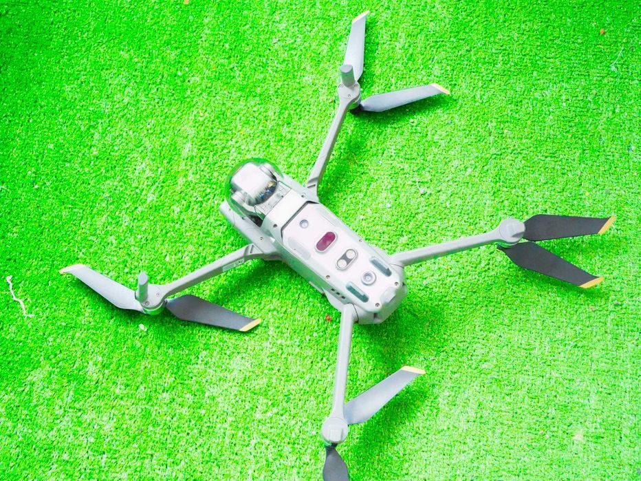 Drona DJI Mavic 2 Pro extraordinar de stabila la vant.