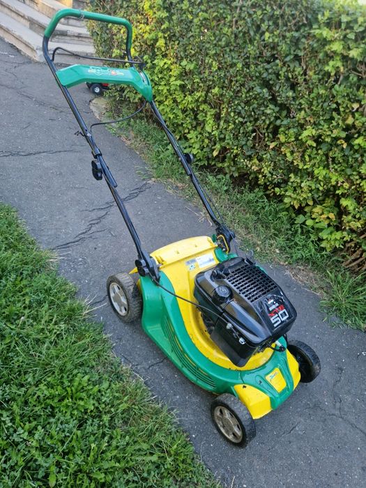 Masina de tuns iarba pe benzina