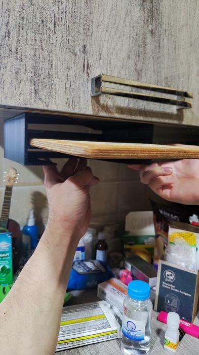 Крепление для разделочной доски.крепится снизу кухонного гарнитура.