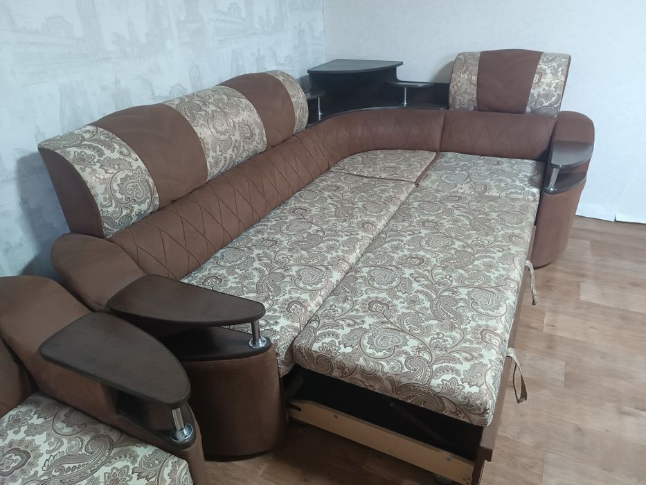 Угловой диван. 1 кресло.