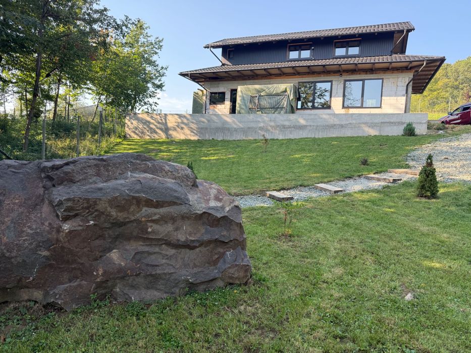 Vând  cabană finisată cu 2500 mp teren