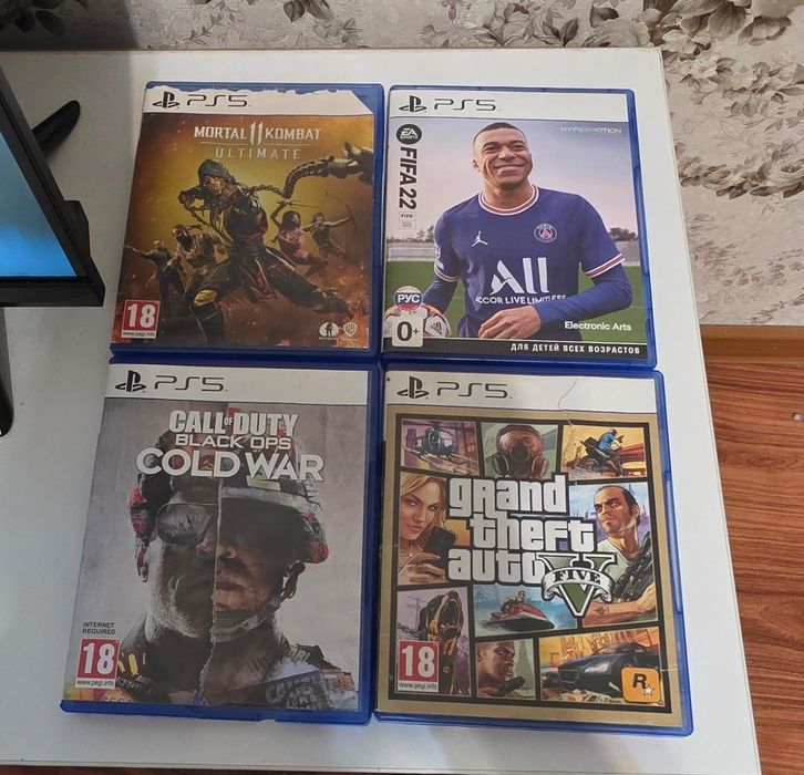 PS5  2 джойстика, 4 игры