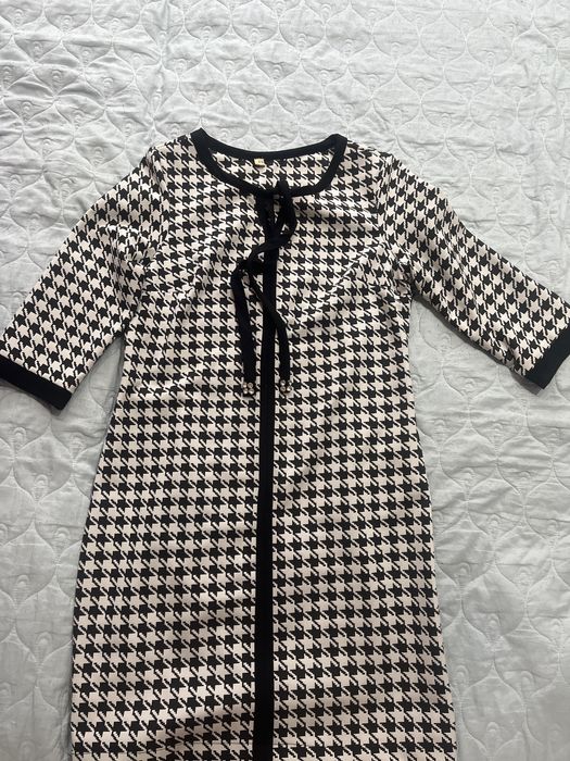 Платье женское, средней длины.