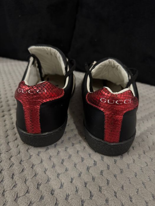 Adidași Gucci ..