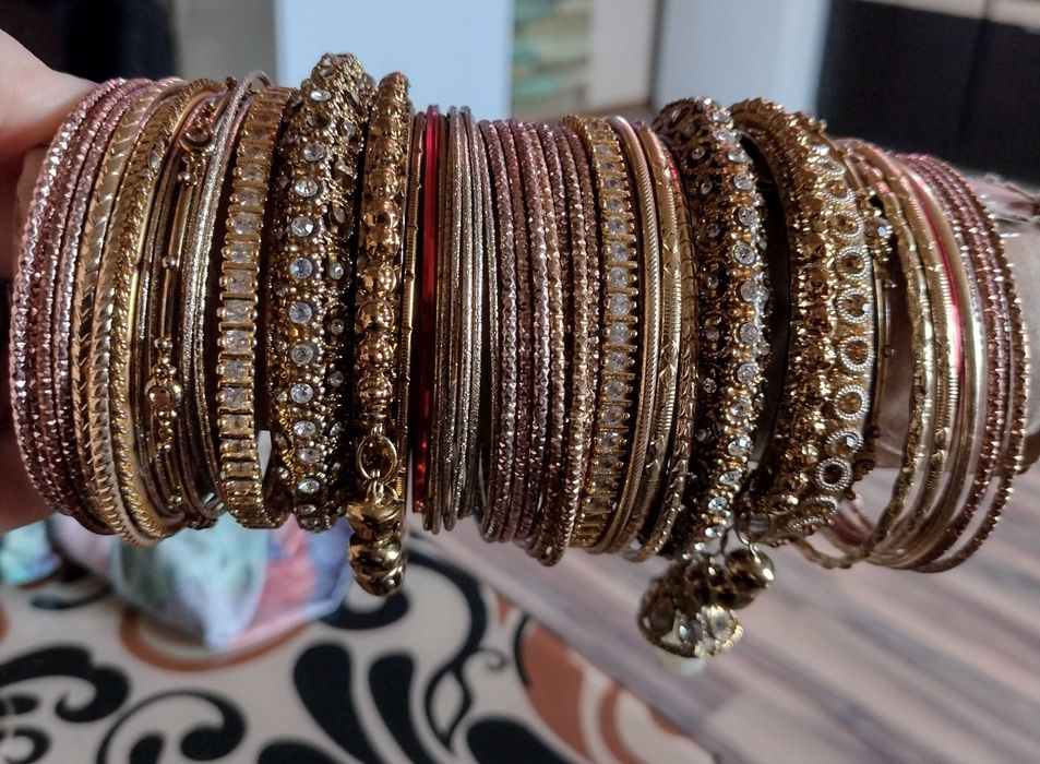 Vând costum indian saree