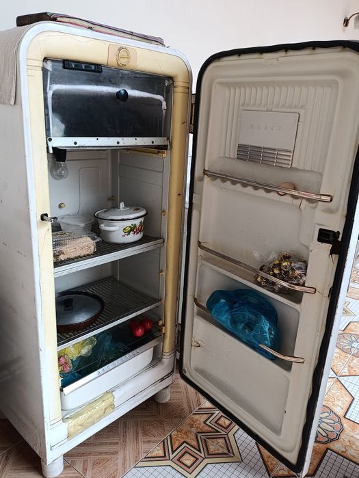 Холодильник сотилади