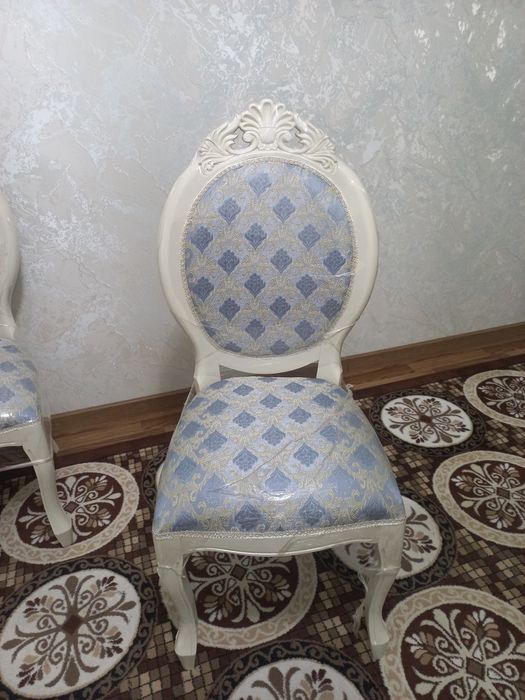 Стол ва стуллар сотилади