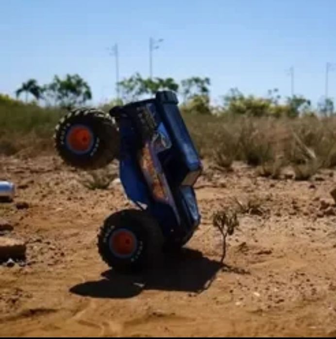 Машина Монстр трак