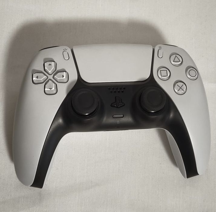 Vând PlayStation 5 (PS5) Slim Disc Edition + 2 Controllere + 2 Jocuri
