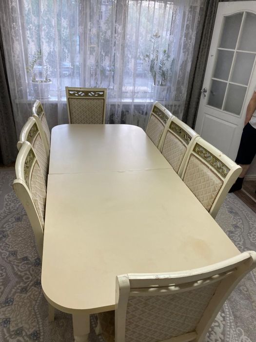 Продаю стол со стульями для гостиной