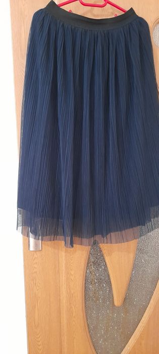 Vând bluza  M și o fusta în elastic f ușoară