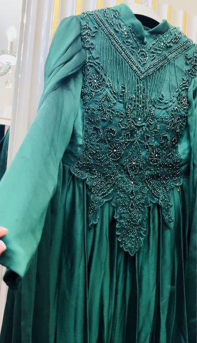 Шикарное изумрудное платье