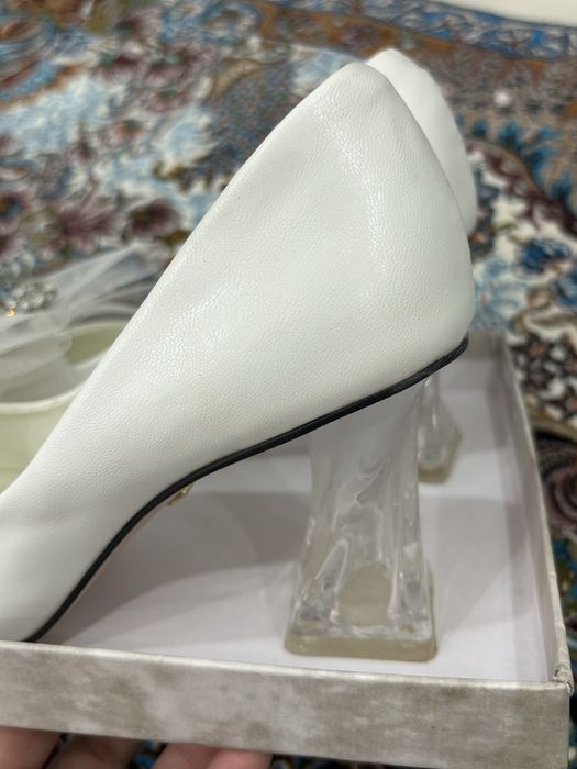 Bazmlar uchun oq tufli