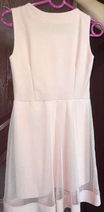 Елегантна рокля в нежно розово – перли и ефирен тюл