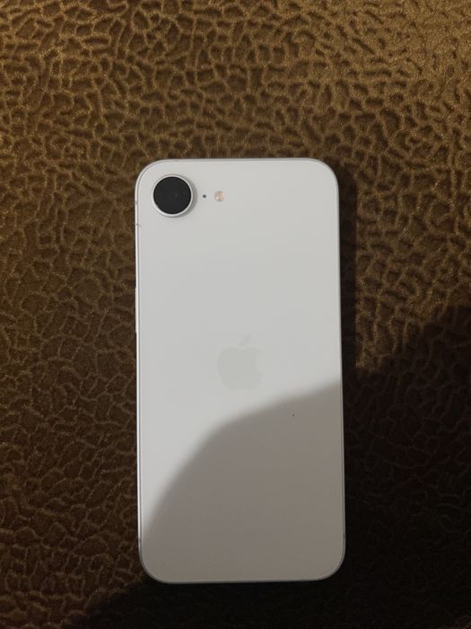 Продам Iphone 16e новый