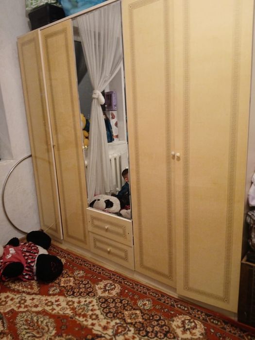 Шкаф и комод с зеркалом