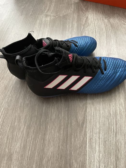 Футболни обувки адидас