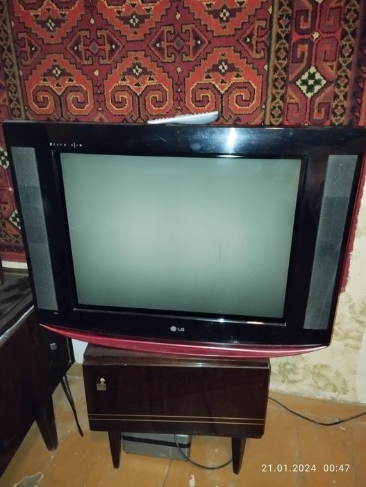 Телевизор LG в рабочем состоянии , цвета яркие