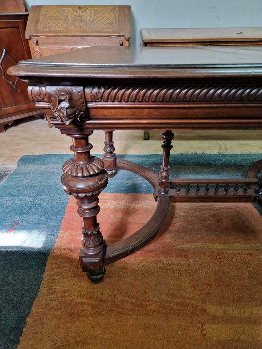 Ръчно изработена трапезна масивна маса с резбовани орнаменти