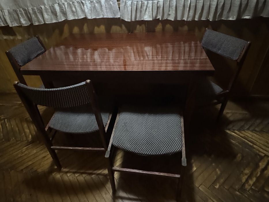 Столы и стулья за 300.000