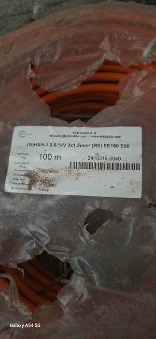 Cablu  care a rămas de la o lucrare