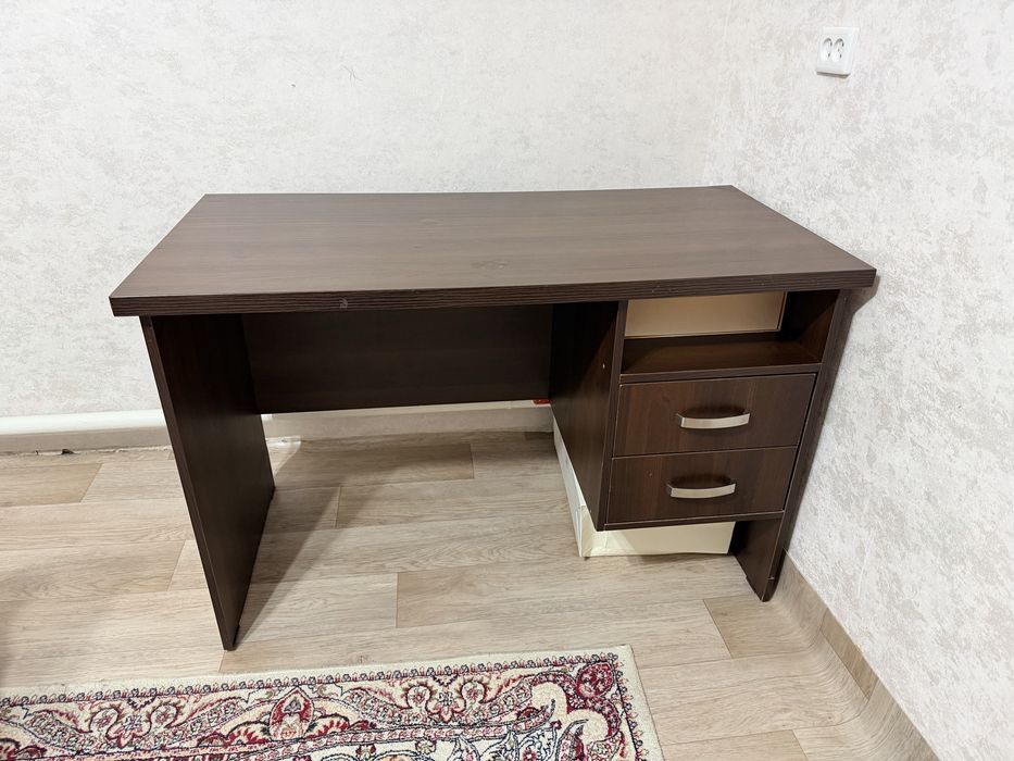 Стол письменный.
