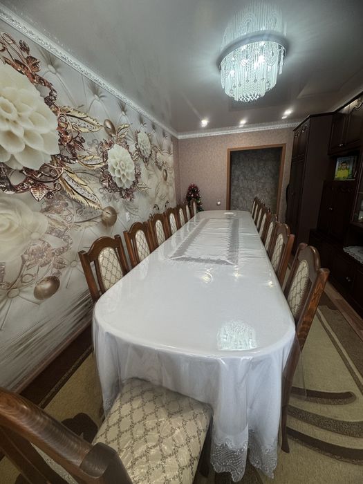 Стол и стулья для гостинной