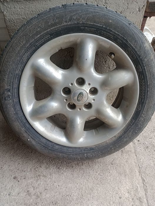 Vând cauciucuri cu jante land rover