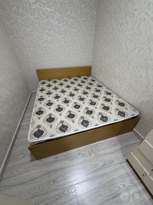 Продается кровать с хорошим матрасом.