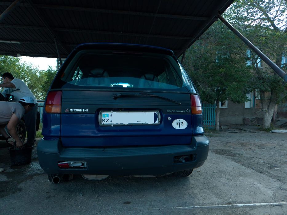 Продаю машину Mitsubishi Space Runner