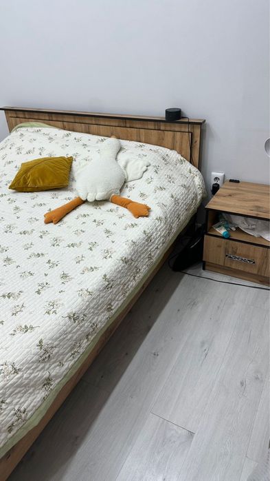 Продам кровать с тумбочками и комодом