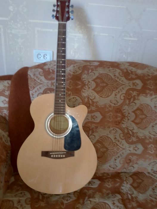 Gitara  akustika .