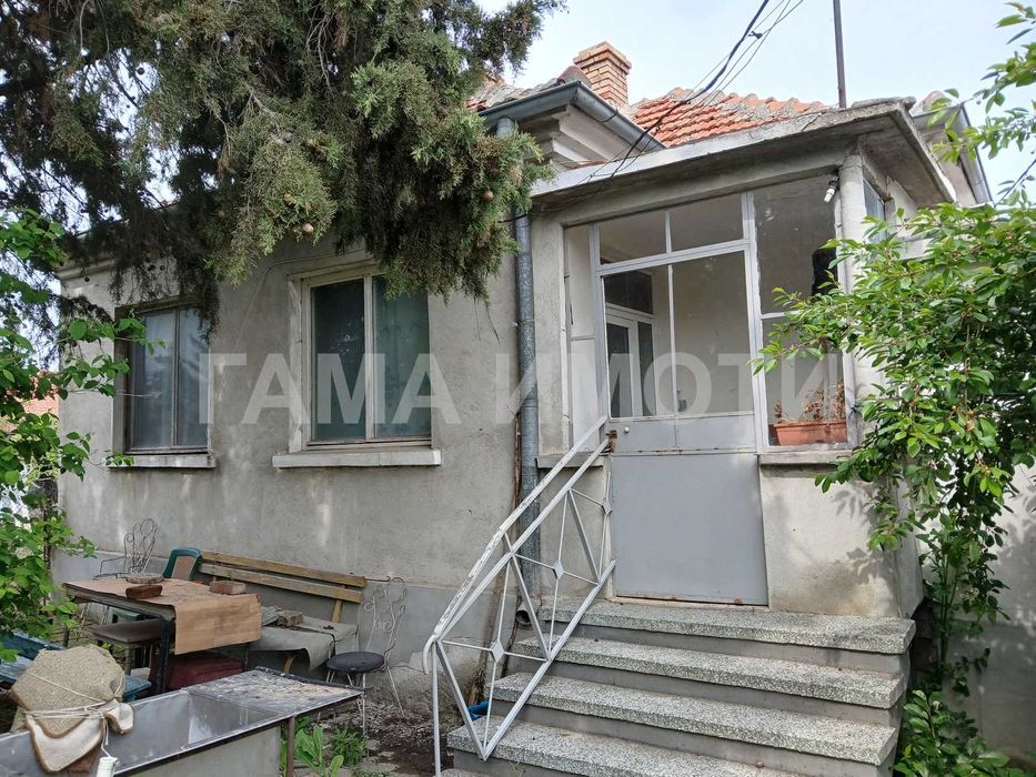 Едноетажна къща в с. Лъка, близо до центъра на селото