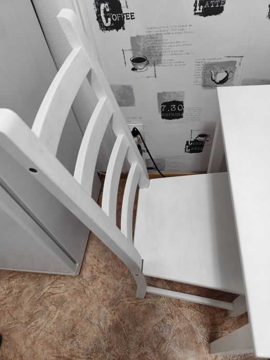 Кухонный стол и стулья