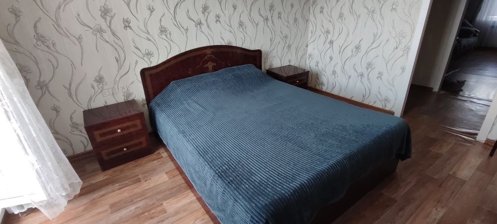 Продам кровать с тумбочками