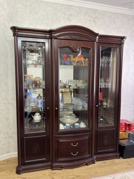 Комод с зеркалом и сервант для зала