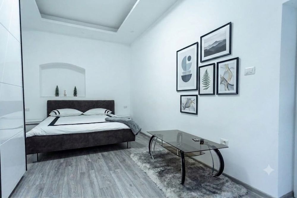 Inchiriez pe termen lung 2 studio formate dintr-o cameră baie si bucatarie... În Mamaia lângă satul de vacanță... Renovate complet  în luna aprilie