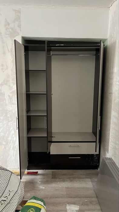 Шифоньер жақсы ұзындығы 2 м, ені 130 см