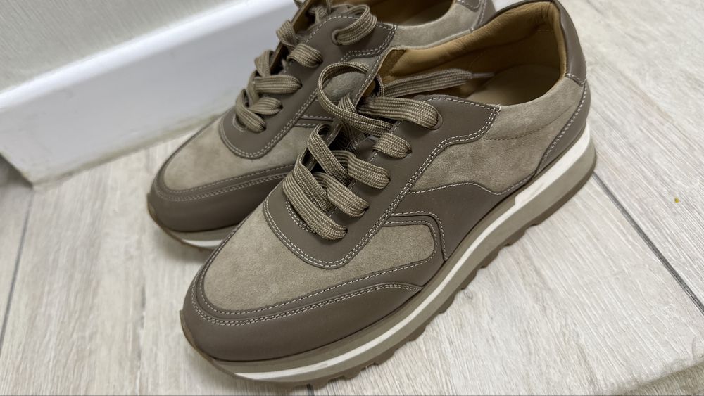 кроссовки за 9000 Тг, рр 38